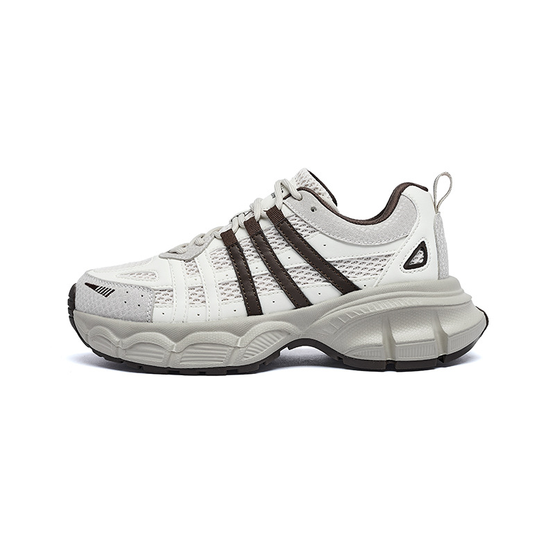 Zapatos retro de color de la mujer 2025 nuevo estilo de verano de moda de zapatos casuales de suela gruesa en la tendencia