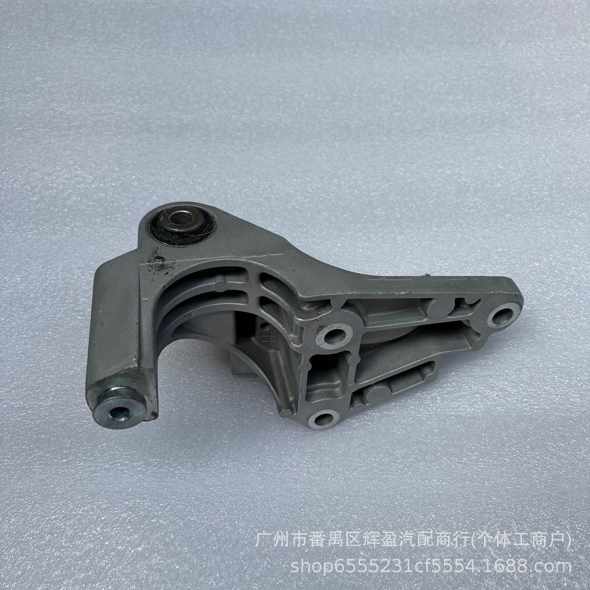 LR024760 LR105649, suitable for Land Rover Freelander 2, Discovery, and Range Rover, right front half-shaft base