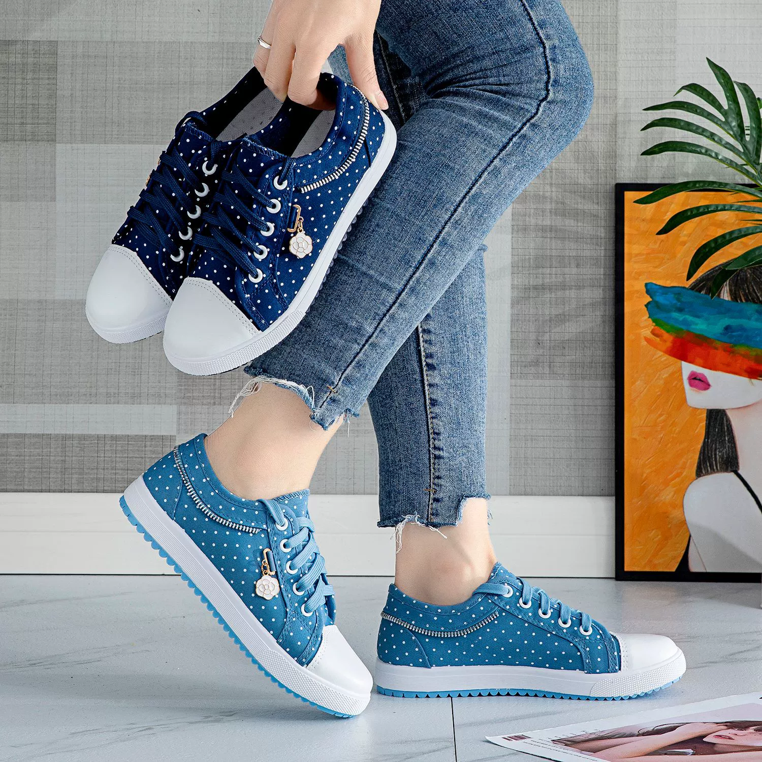 В summertime denim casual footwear: Korean Style Sports Shoes, 2018 Edition, Lightweight 0.57kg - переведено: Летняя джинсовая повседневная обувь: кроссовки в корейском стиле, выпуск 2018 года, лёгкий вес 0,57 кг