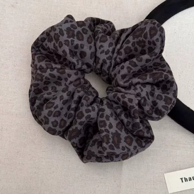Elegant and Sophisticated Autumn and Winter Leopard Print Scrunchie Hair Tie, Oversized Suede Elastic Hair Band for Women That Doesn'T Damage Hair (Saç üçün rezinlər) - large-gray-leopard-print-hair-tie