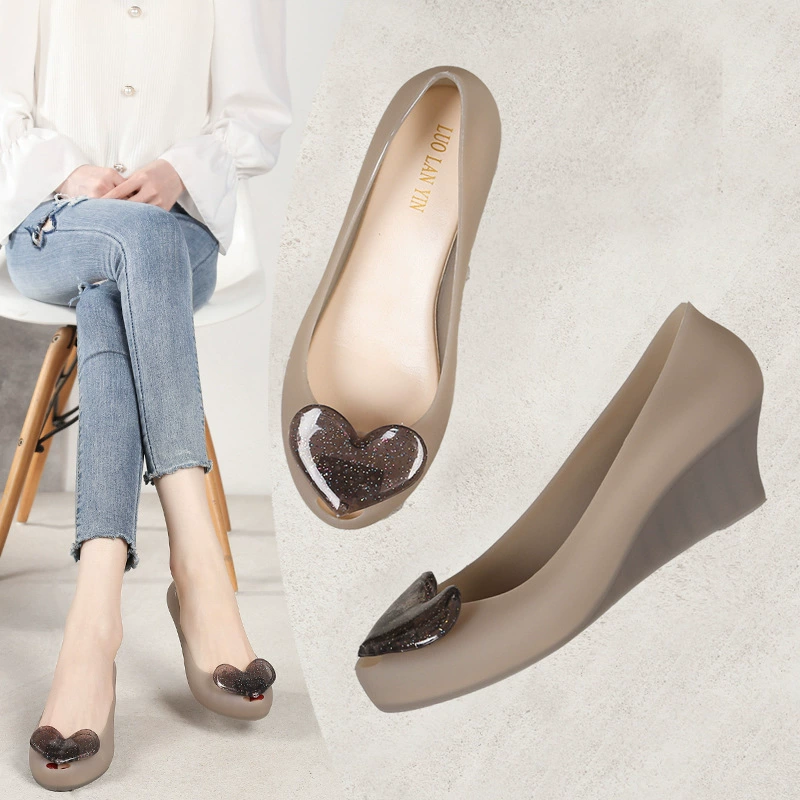 2024 Новые туфли на танкетке, модные сандалии с персиковым сердцем, женские пластиковые туфли с желе для рыбьего рта, дорожная обувь с мелким ртом