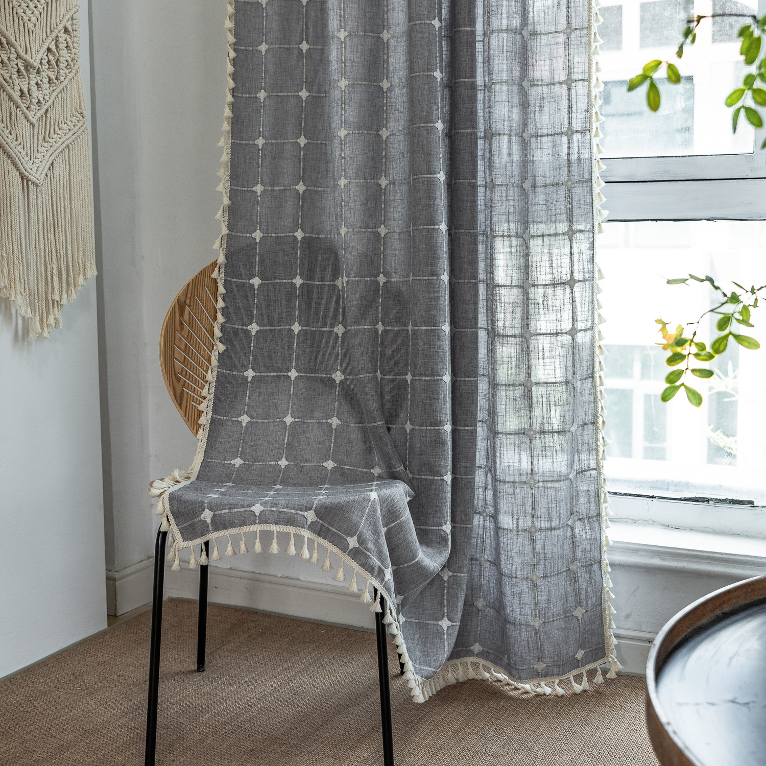 펀치.-아니. 3 다크 그레이. 수 놓은 중간 격자 무늬