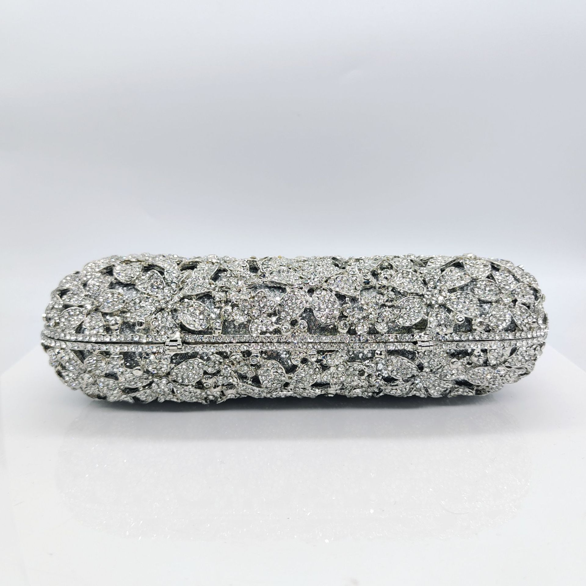 Selección estricta de la nueva margarita transfronteriza gran mano con diamantes banquete europeo y americano lleno de diamantes bolsas de mano clutch nuevo
