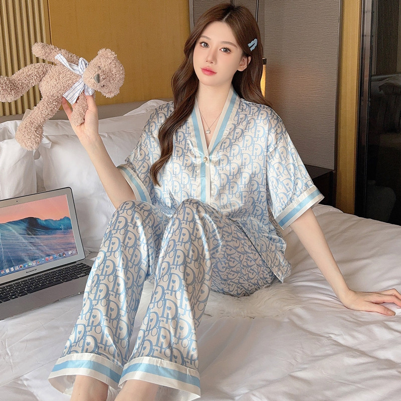 949 - 짧은 기장의 하늘색 바탕에 흰색 D 로고