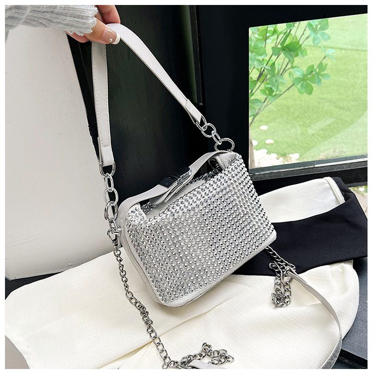 Women's Small Pu Leather Rhinestone Solid Color Streetwear Cylindrical Lock Clasp Shoulder Bag Crossbody Bag Chain Bag display picture 4