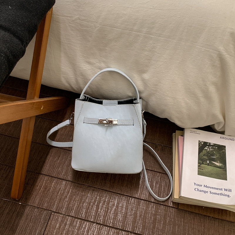Cross-border 2026 nuevo estilo coreano nicho Zhong bolso de cubo de agua super caliente mujer de viaje universal temperamento casual mochila diaria