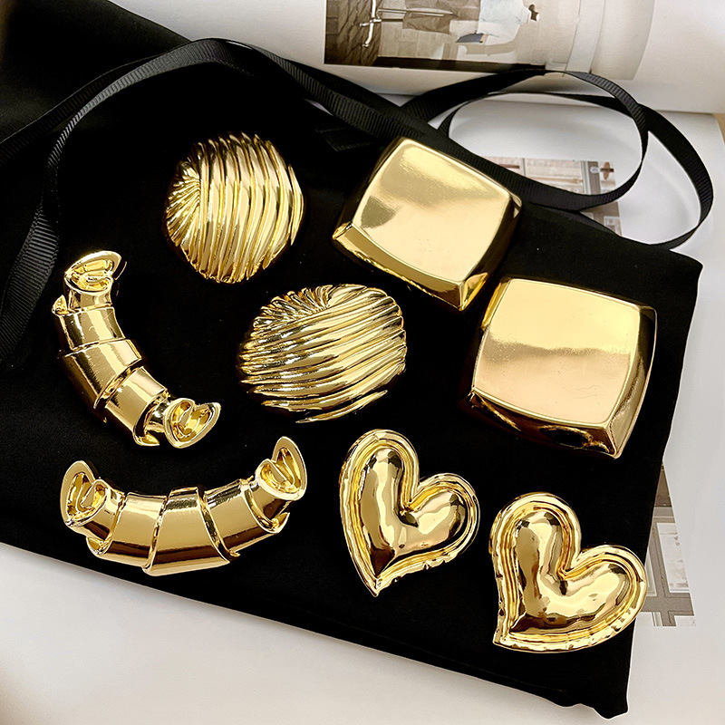 30g Weight Alloy Ear Needle Material Earrings Classification 1 Pair Quantity Daily Occasion Alloy Material Geometric, Heart Shape Pattern Women's Gender Plating Design IG Style, Retro Style 1 Pair IG Style Retro Geometric Heart Shape Plating Alloy Earrings 2