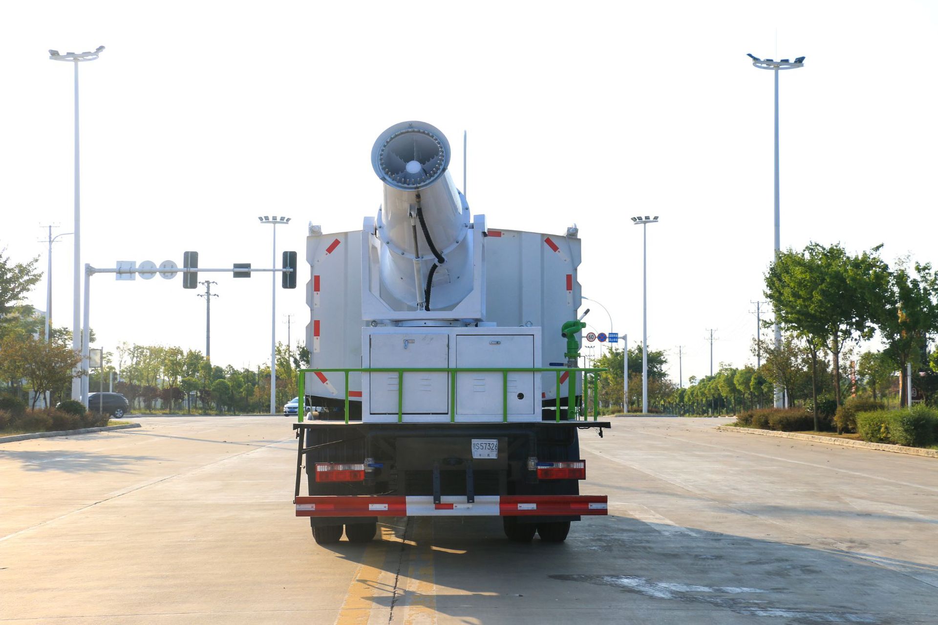 Dongfeng Dolic D9 (Square Tank) 12-Square Meter Spray Dust Suppression Truck 60- 120m Fog Cannon to Remove Haze and Reduce Dust at Demolition Sites