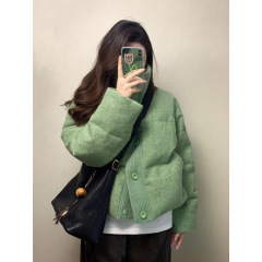 小香風は緑の短いタイプの新年の綿服をきれいにします。