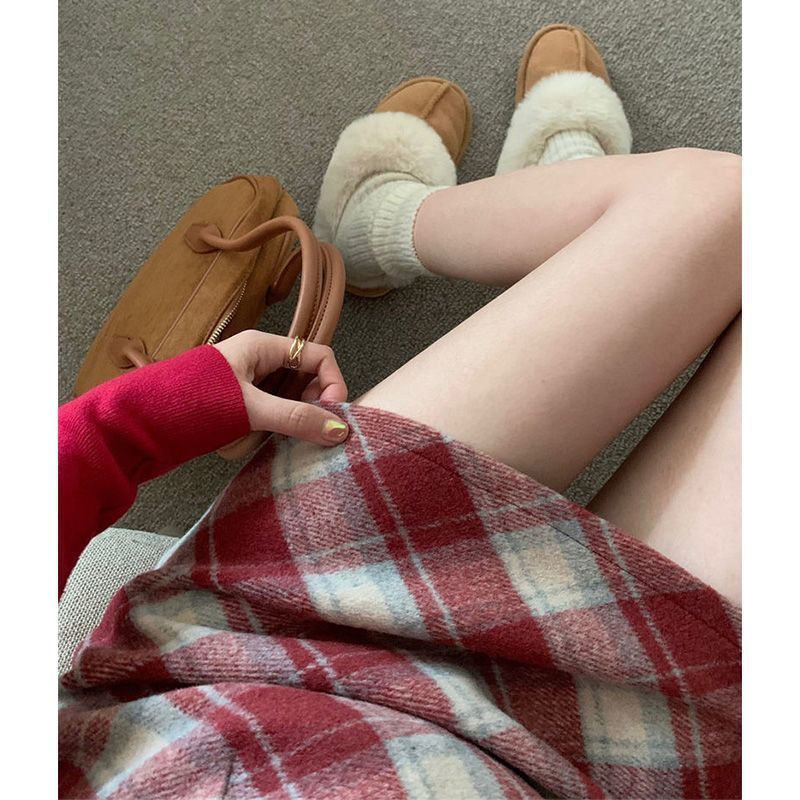 Elegant retro red colored woolen demi-season skirt