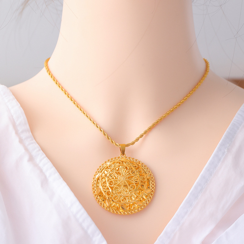 Aleación de cobre redondo hombres y mujeres flor hueco vintage colgante imitación oro etiqueta temperamento estilo antiguo arena oro joyería colgante