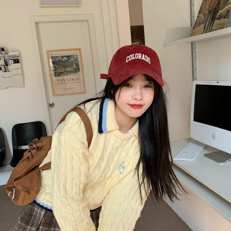 帽子の女性のつばに合わせてシンプルな刺繍が顔を見せています。|undefined