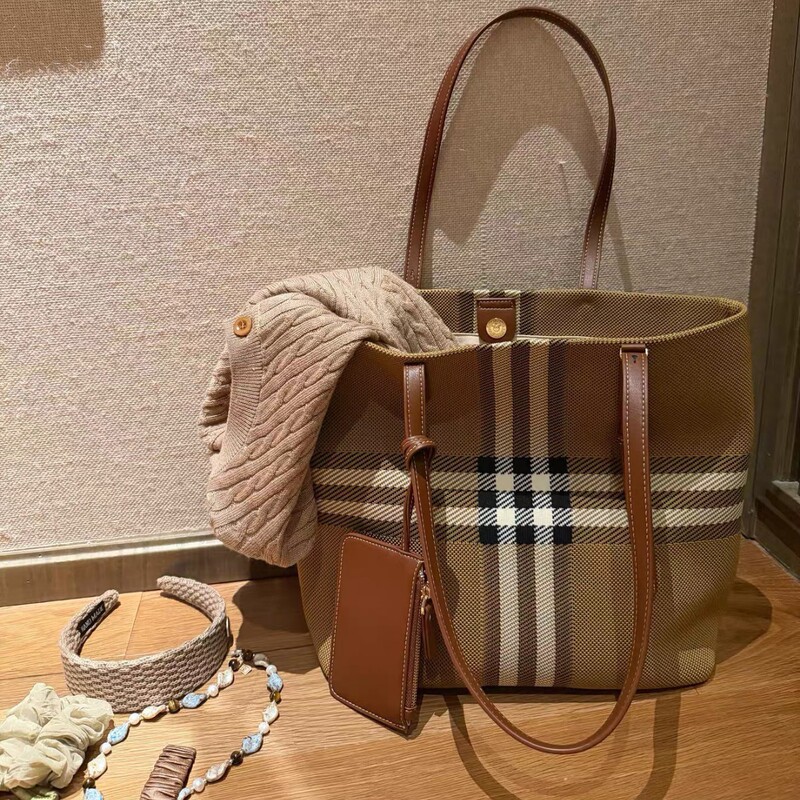 Light luxury niche high-end checkered bucket bag for women, 2026 new trendy large-capacity commuter shoulder tote bag