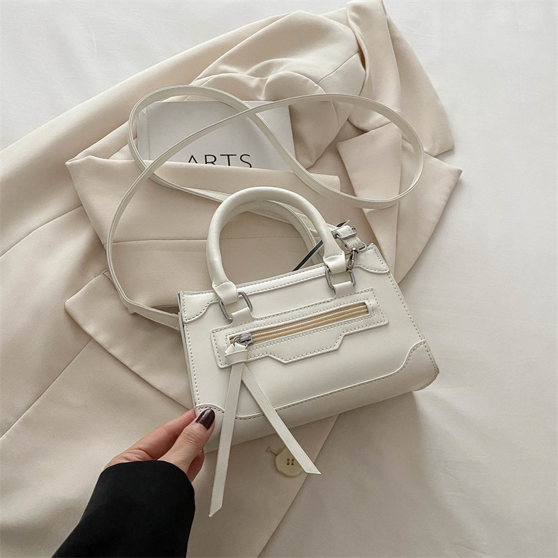 Bolso bolso femenino 2024 nuevo bolso de motocicleta retro de moda textura nicho todo fósforo bandolera