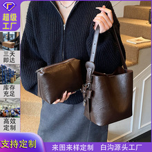 复古精美油蜡皮水桶包包女2025新款韩系菜篮子休闲通勤百搭斜挎包