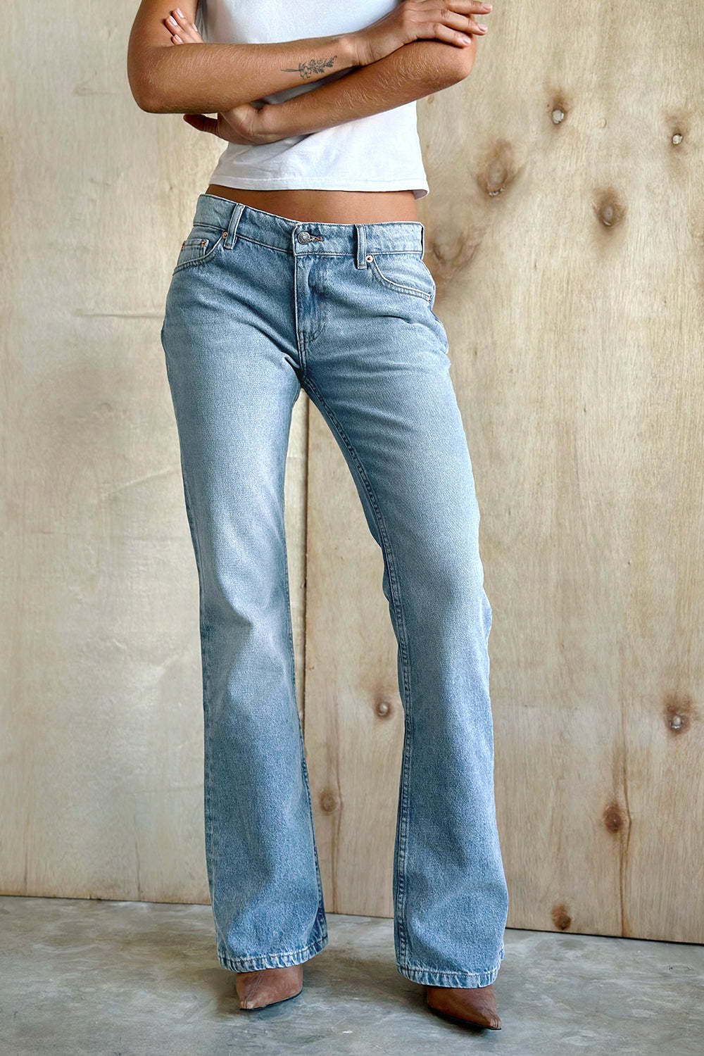 Europese en Amerikaanse modepersoonlijkheid voor vrouwen: lage taille, hoge elasticiteit, trend, slanke pasvorm, afslankende denimbroeken_voghion.com