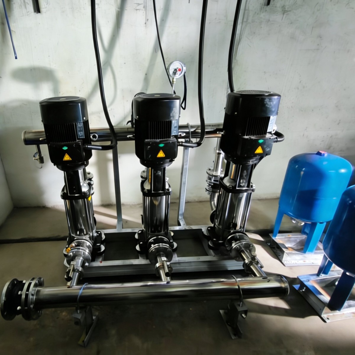 办公楼供水增压变频供水设备 【一体式设备现场安装方便】