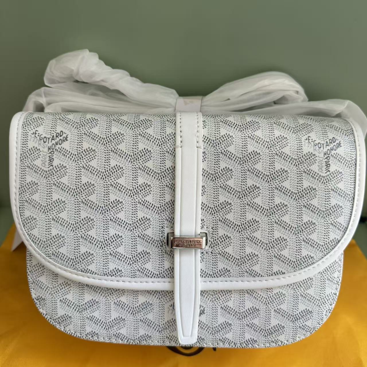 선물 상자와 함께 흰색 더스트백