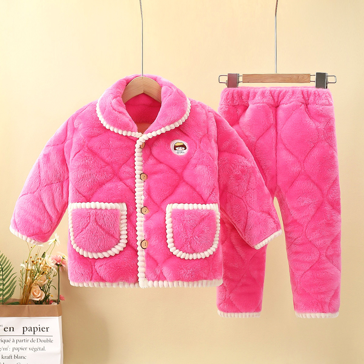 Pajamas infantiles más terciopelo engrosado en invierno 2024 niños niños niños y niñas ropa de hogar caliente ropa infantil al por mayor