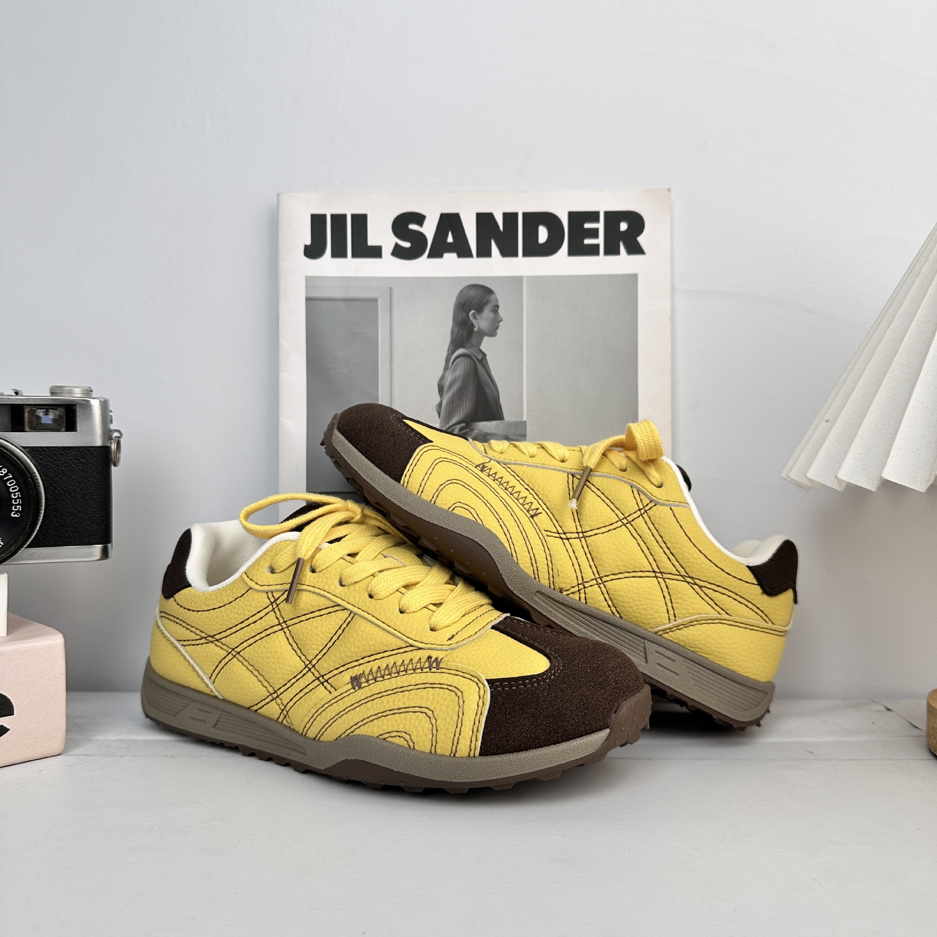 Yuanbo coreano retro zapatos de entrenamiento de mujeres 2025 nuevos zapatos de skate de otoño con suela gruesa zapatos blancos pequeños zapatos casuales