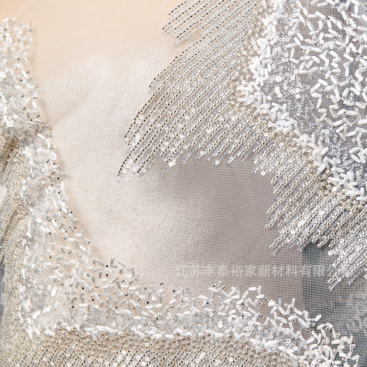 Tejido de cuentas de tela de malla blanca de alta gama bordada de tela de flores de sequillas de cuentas de clavos de perforación tridimensional cuentas de moda vestido