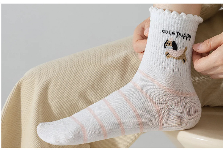 Xinjiang-Baumwoll-Weiße Socken Damen Frühling Herbst Mittellange Socken reine Baumwolle antibakteriell geruchshemmend Cartoon Freizeit-Socken Damen Baumwollsocken Großhandel