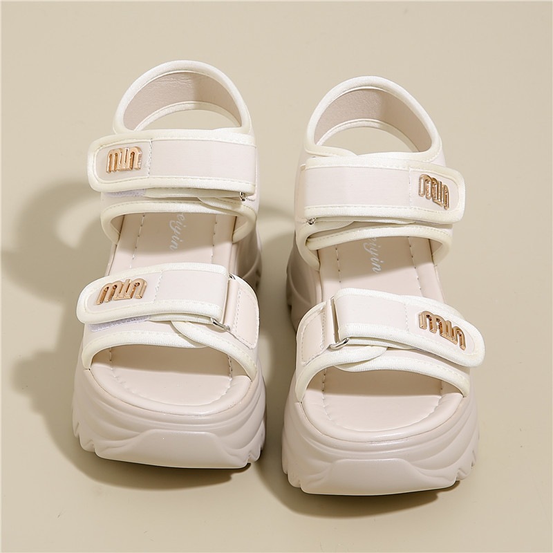 Gran tamaño 2026 sandalias de suela gruesa para mujeres de verano velcro muffin zapatos suaves no cansados pies zapatos de playa romanos sueltos suela alta
