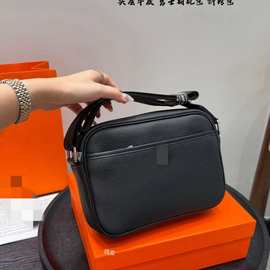 D奥男士斜挎包D家信使包相机包压花绣线邮差包供跨境图片实拍