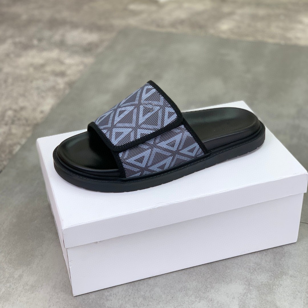 Zapatillas de hombre de estación europea 2025 nuevas zapatillas de hombre de verano de alta gama velcro para usar sandalias