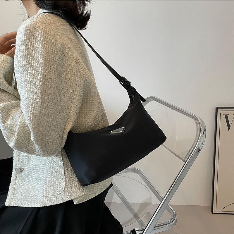 Bolso de axila casual ligero y simple, bolso de hombro, bolso de hombro de moda de nylon, bolso de hombro de moda, lleno de la versión coreana de desplazamiento de gran capacidad