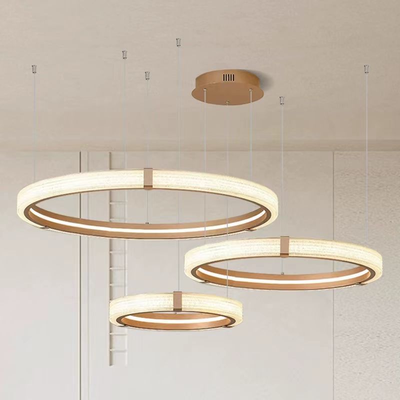 Círculo moderno de lámparas luminosas en la sala de estar, iluminación italiana, comedor, dormitorio simple, lujoso, atmósfera nórdica.