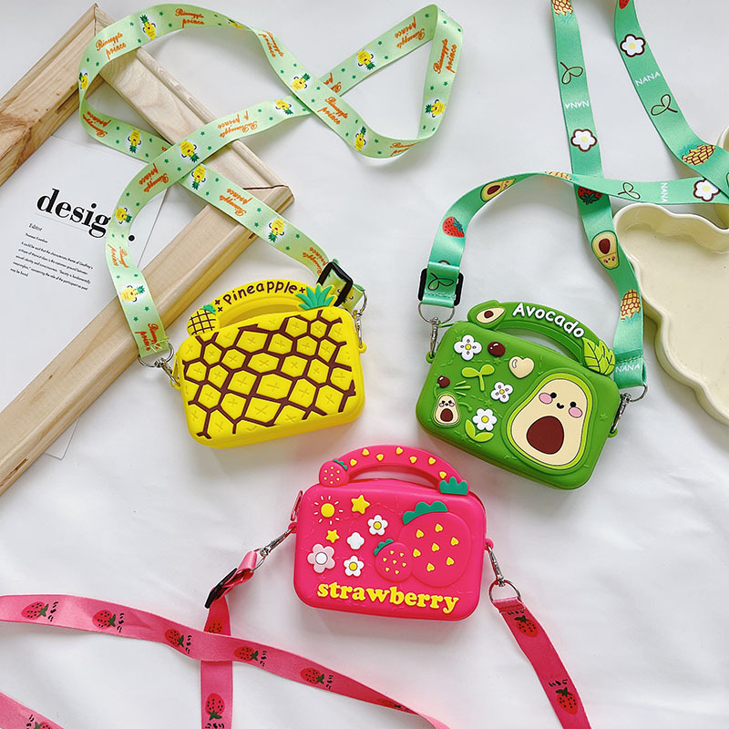 Wholesale Xiakutong Strawberry silicone parent-child co-wallet baby shoulder Messenger bag season cute fruit children's bag