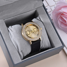 ���Q���Ůʿ�ֱ��¿�ᘿ۹��z�펧�W���荕r��Ů��wrist watch