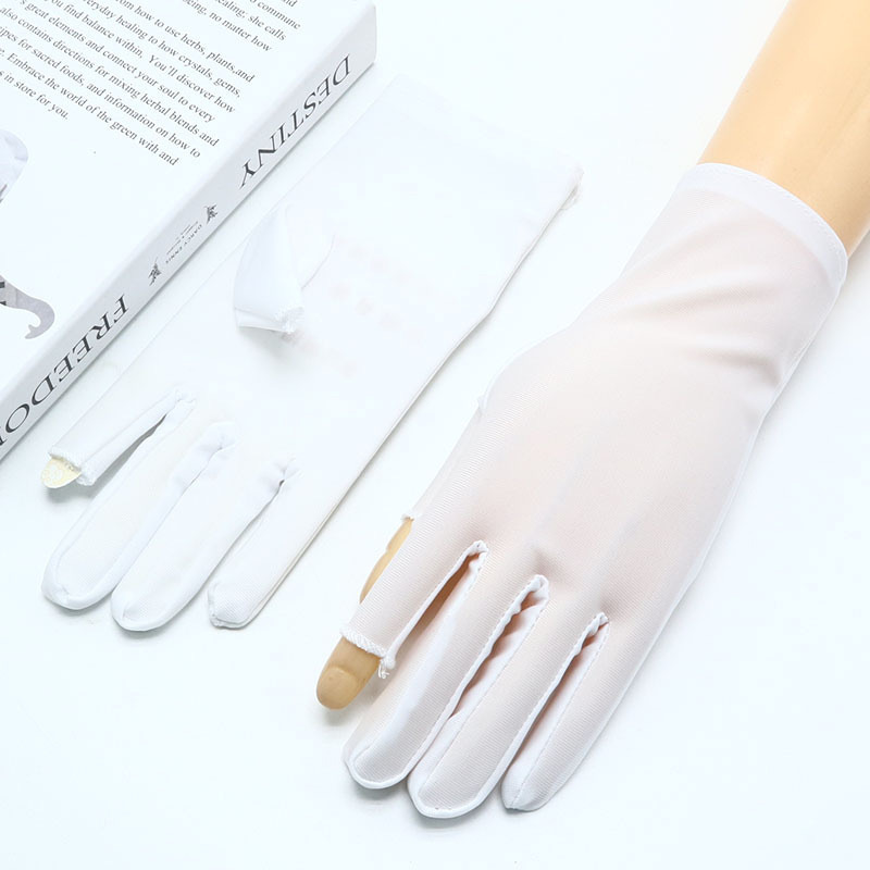 두 손가락이 흰색으로 노출됨