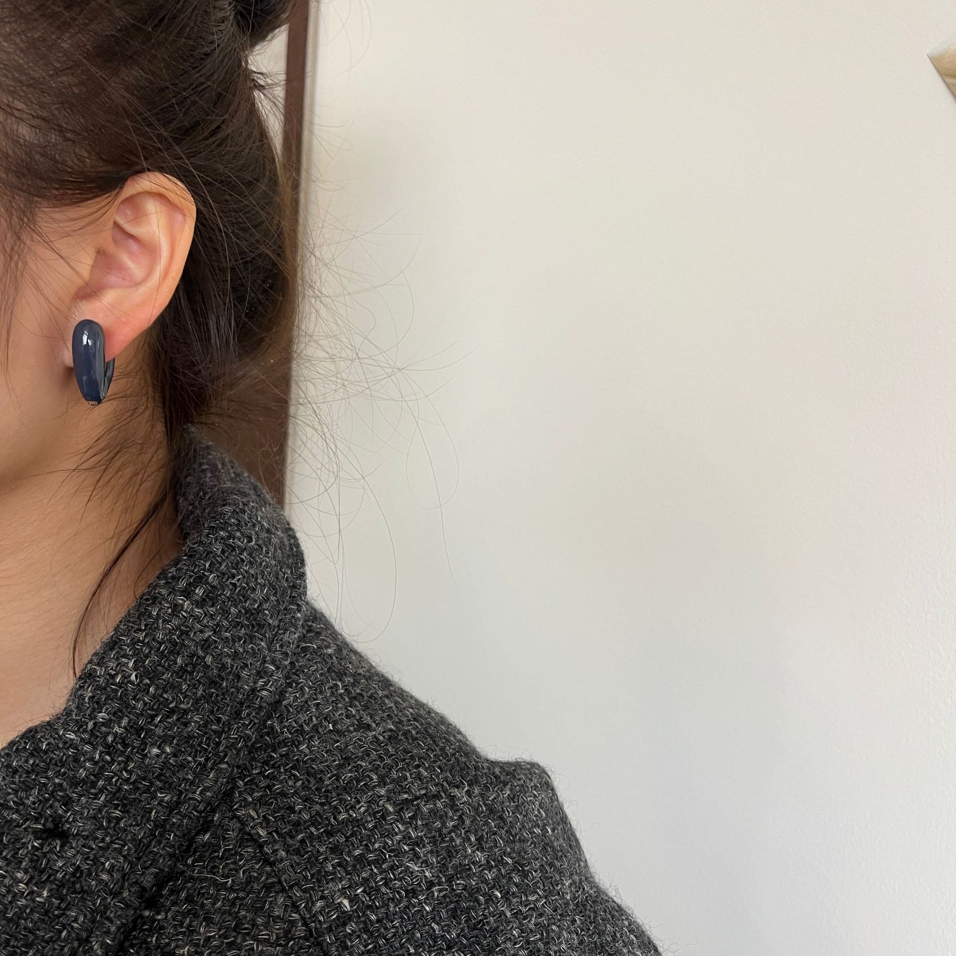 Europa y los Estados Unidos viento frío aretes de metal geométrico de alta calidad 2025 nuevo estilo estilo estilo nicho único pernos de aretes para mujeres