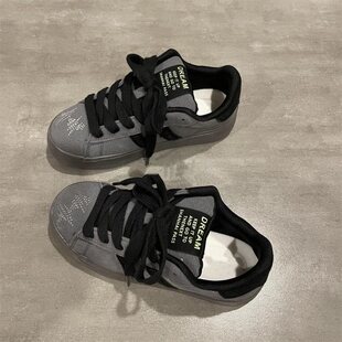 �nϵС���͹Ż�ɫ��װ�ЬŮ2026�����¿�W��chic�ٴ����eЬ��Ů