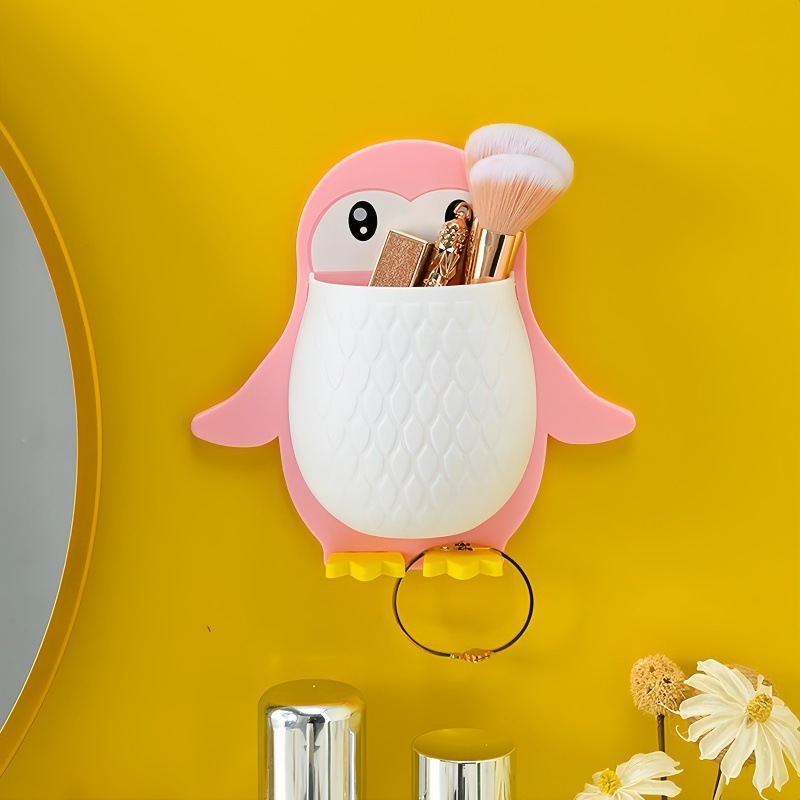 ペンギンの棚の壁の化粧ブラシの収納筒のトイレの水切り歯ブラシの歯磨き粉の収納箱に櫛の筆立てを入れます。|undefined