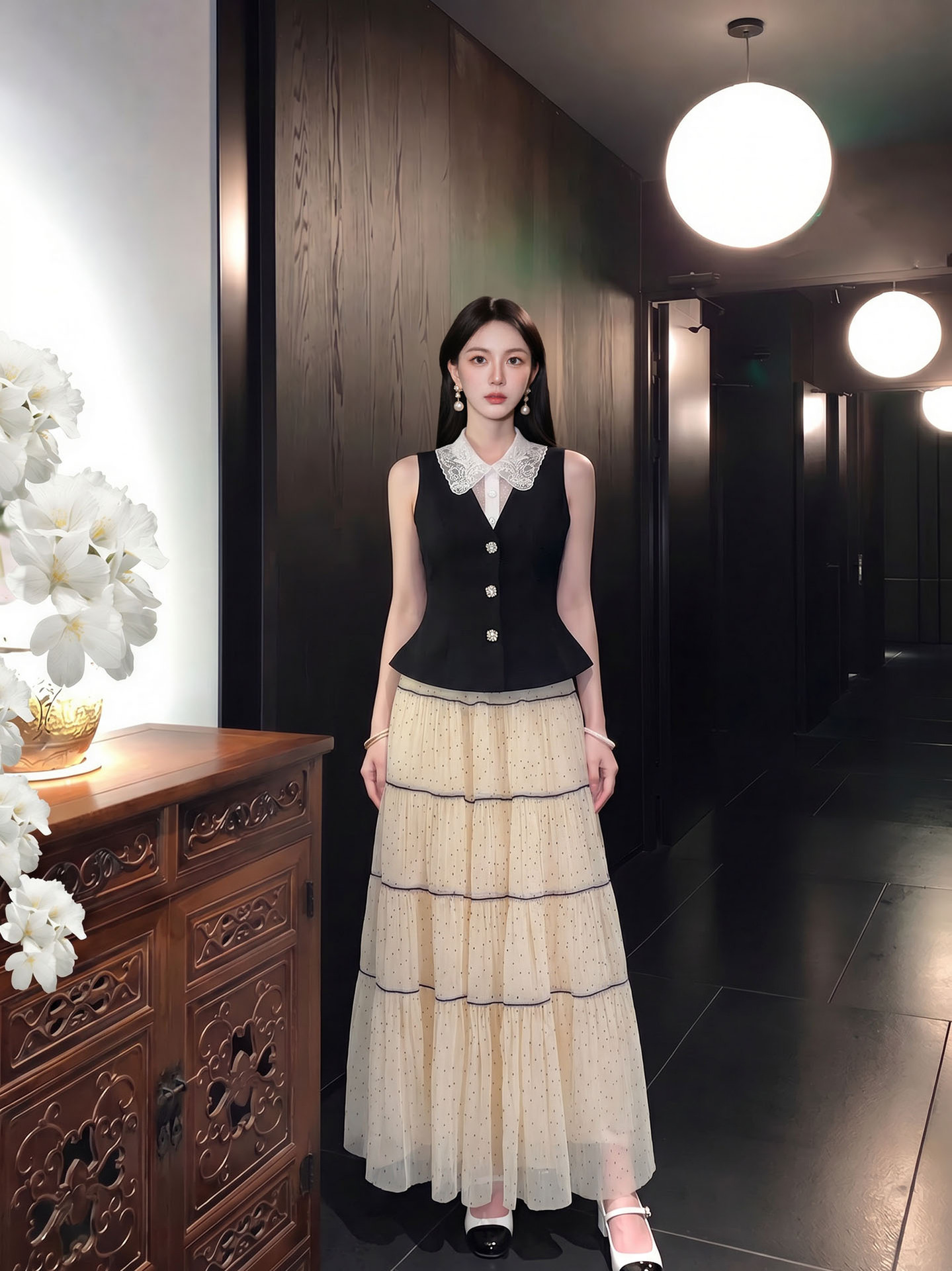 Bộ váy chấm bi gồm áo vest không tay và chân váy midi — Váy trắng nửa gạo, bộ đồ, Áo khoác đen