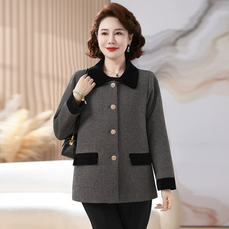 Маленькая мама в куртке с отворотом 50 лет весной и осенью