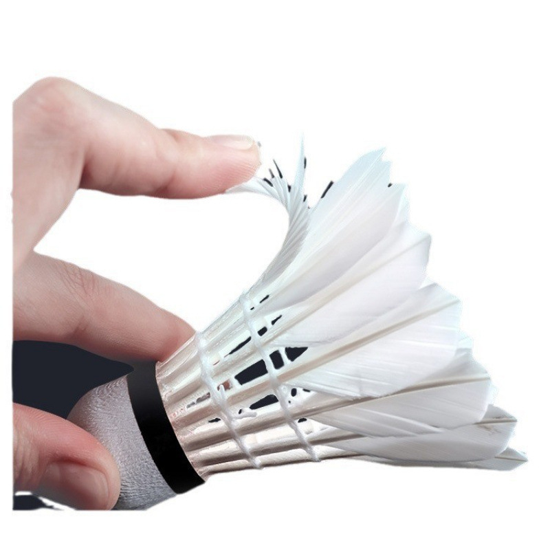 배드민턴은 거위 깃털을 깨기 쉽지 않은 튼튼한 왕 만 갖추고 있습니다. 야외 경쟁 세트 훈련 공