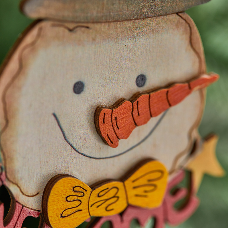 Buscando madera 12cm decoraciones de Navidad de madera colgante pintado a mano muñeco de nieve decoración colgante vestido de árbol de Navidad