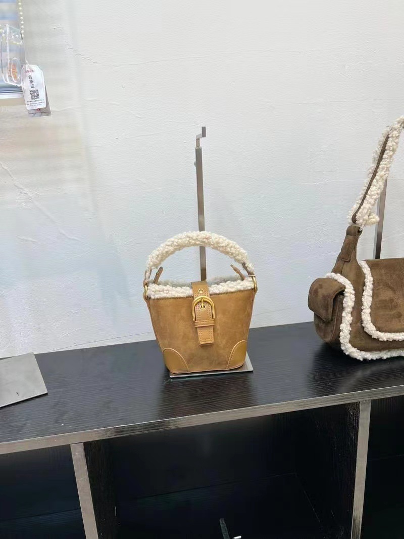 2023 Neue Herbst/Winter-Diagonal-Straddle-Tasche für Damen-Freizeit, Retro- und vielseitige Atmosphäre, Plüsch-Rand-Handheld-Umhängetasche, Plüsch-Tasche_voghion.com