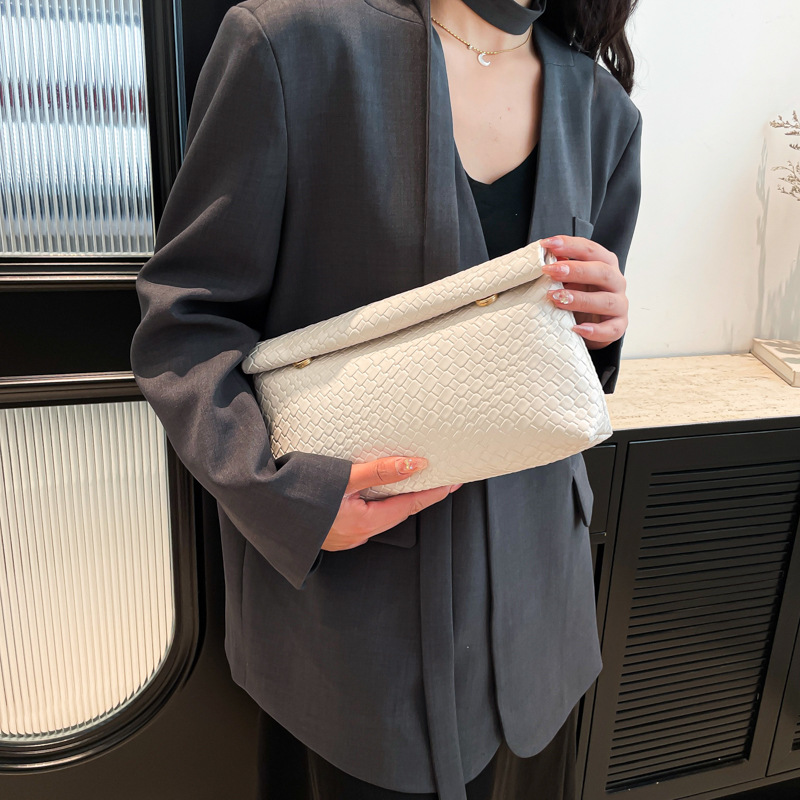 2025 verano nuevo estilo personalidad bolso de mano de moda tendencia bolso de mano de estilo occidental simple temperamento salvaje textura de alta calidad