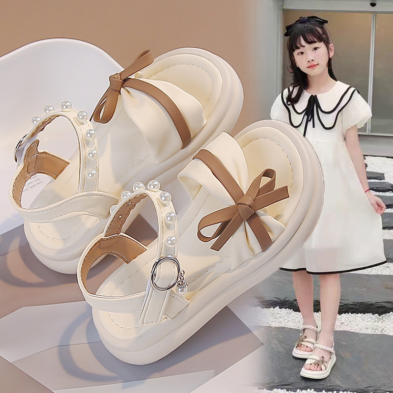 Niñas sandalias versátiles 2026 verano nuevo niño suave zapatos de playa de aire extranjero zapatos de princesa de perla para niños grandes