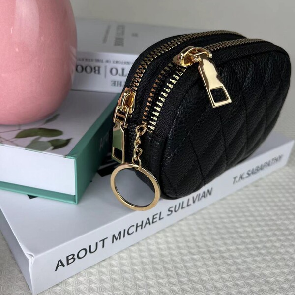 Capacious wallet with zipper