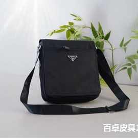 P拉达男士再生尼龙和皮革单肩包斜挎包翻盖邮差包图片实拍