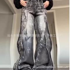 アメリカのレトロなファッションをしています。