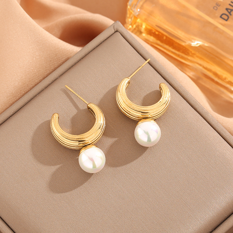 INS estilo francés nuevo 18K chapado en oro vintage hilo en forma de C con incrustaciones de perlas pendientes de acero inoxidable de moda pendientes de todos los partidos