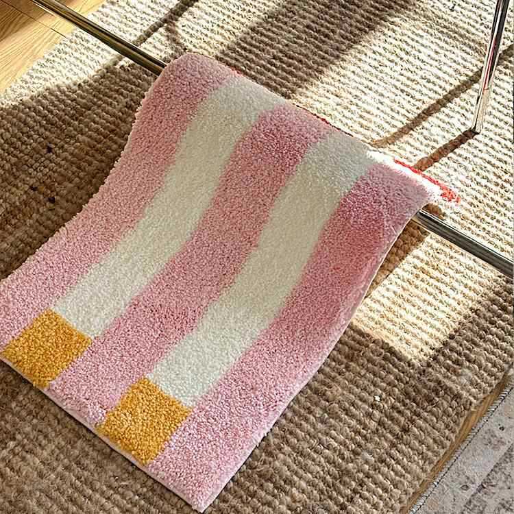 色の縞模様の植毛じゅうたんの浴室の入り口の足マットトイレの入り口の吸水滑り止めの布マット|undefined