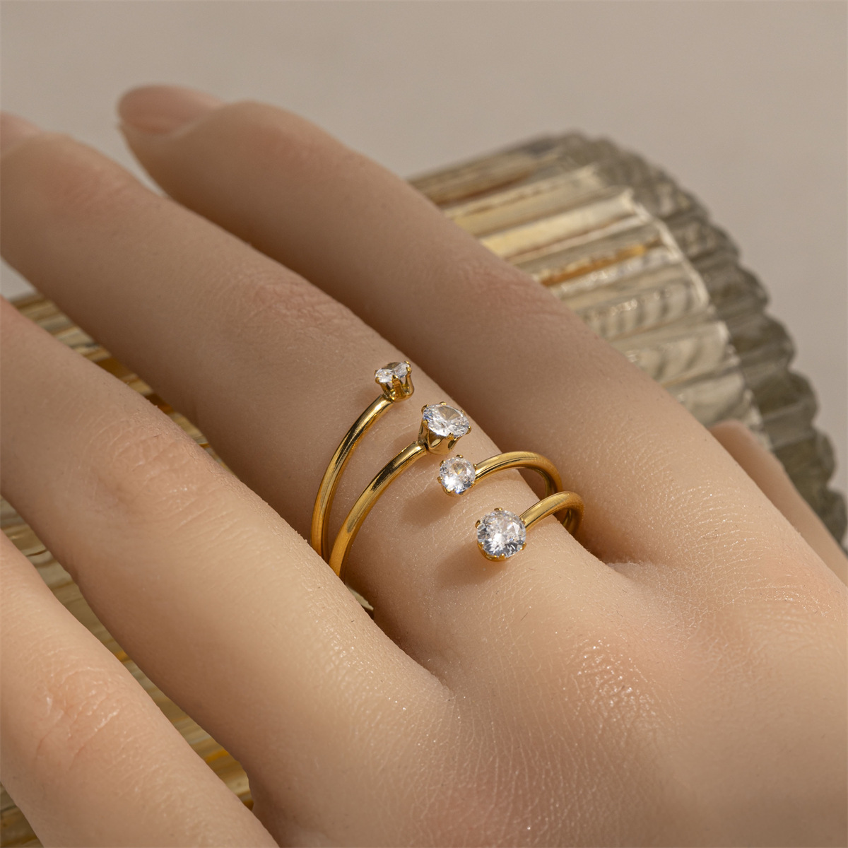 Anillo de acero inoxidable europeo y americano Taina, línea de moda simple y de alto nivel, anillo de anillo de circón, mujer, estilo caliente transfronterizo, mujer